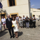 Varios vecinos aplauden a los novios, Miguel Ángel Pérez y Piedad Elena Vasques, ayer.