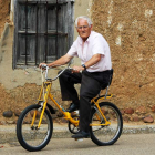 Ramón Martínez se da un buen paseo en bicicleta todos los días