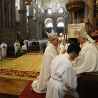 El arzobispo de Santiago de Compostela, Julián Barrio, entrega la mitra, el báculo y el anillo al nuevo obispo auxiliar, Jesús Fernández.