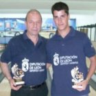 Primitivo (i) y Javier, con sus trofeos de campeones.