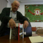 El padre Eutimio Martino, con una de sus publicaciones.