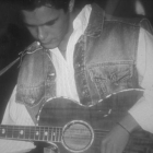 Alejandro Sanz, durante sus inicios como cantante y compositor. Imagen incluida en el libro de memorias #Vive.