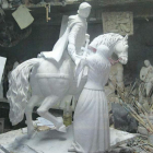 Molde de la escultura de Álvaro Yáñez a caballo y Beatriz de Osorio, en el taller de Nogueira.