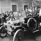 Don Quirino, al volante del primer automóvil que circuló por Astorga.
