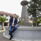 El candidato a las Cortes de Castilla y León por la UPL, Luis Mariano Santos, en la Plaza del Ayuntamiento de Cistierna, su localidad natal