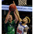 Nedovic intenta lanzar a canasta ante la oposición de Taylor. ZAPATA