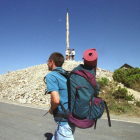 Los peregrinos comparten la calzada con los vehículos en su ascenso a Foncebadón. ANA