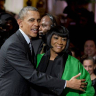 Barack Obama, con Patti LaBelle, que interpretó 'Over the rainbow', en el concierto de anoche en la Casa Blanca.