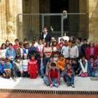 Niños del colegio Fray Bernardino de Sahagún, posando en la abadía