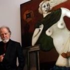 Imagen tomada en el 2003 de Cuixart junto a su cuadro «Marbrina»