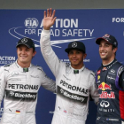 Hmailton celebra la pole junto a Ricciardo y Rosberg tras finalizar la sesión de calificación.