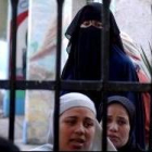 Mujeres en favor de los Hermanos Musulmanes esperan en un colegio