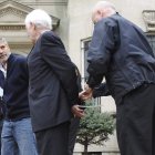 El actor George Clooney y su padre, Nick Clooney, en el momento de ser esposados por la policía.