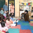 Pedro Trapiello con un grupo de alumnos del colegio y sus profesores.