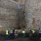 Imagen de los trabajos de excavación. A la derecha el arqueólogo municipal muestra el zócalo y la plataforma que remata la base de la muralla. FERNANDO OTERO