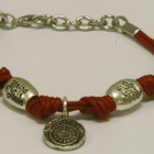 Una de las pulseras que promocionará Diario de León.