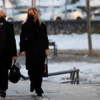 Cristina Cifuentes llega ayer lunes a la Audiencia Provincial de Madrid con su abogado. DAVID FERNÁNDEZ