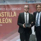 Casal Codesido recogio el premio de manos de Saéz Aguado. N. GALLEGO