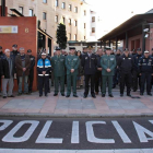 Concentración de agentes de Policía Nacional y Local, Guardia Civil y representantes del Ejército, frente a la Comisaría de León como homenaje al Policía fallecido en Madrid al ser empujado a las vías del metro por un subsahariano.