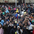 Jóvenes ayer, en la espicha de Económicas, que fue multitudinaria.