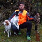 Adrián Chico, con dos becadas abatidas en el pirineo oscense.