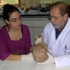 María Edén Fernández y Luis Caro con el cráneo del rey Juan II