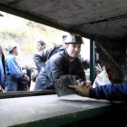 Un grupo de mineros, a la entrada del tajo.