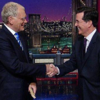David Letterman (izquierda) recibió el pasado 10 de abril una visita sorpresa en su programa de quien será su sustituto en el 2015, Stephen Colbert.
