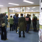 Un grupo de alumnos en las oficinas del campus.