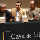 El editor Jesús Egido, el escritor y periodista del Diario Carlos Fidalgo y el escritor Javier Sierra, ayer en Madrid.