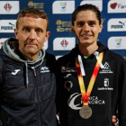 Roberto Aláiz, con la medalla de plata al cuello, junto a su entrenador José Enrique Villacorta. SPORTMEDIA