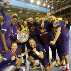 Los jugadores del Barcelona presumen felices de una nueva Copa Asobal. SECUNDINO PEREZ