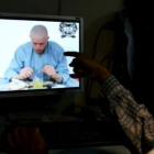 Un paquistaní observa el vídeo en Internet.