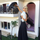 Paris Hilton muestra la mansión que ha construido para sus 13 chihuahuas.