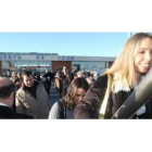 Una pasajera asciende al avión que inauguró en diciembre del 2008 en el aeropuerto la ruta León-Parí