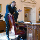 Obama habla por teléfono en el Despacho Oval de la Casa Blanca.