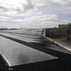 Placas solares en el tejado del Palacio de Exposiciones. JESÚS F. SALVADORES