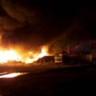 El fuego se inició en una máquina de prensando y levantó una densa columna de humo