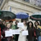 Representantes de la Plataforma contra la Violencia Machista de León bajo los lazos morados