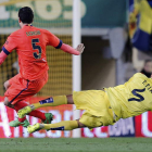 Busquets, junto a Pina, en el momento en que sufrió la lesión.