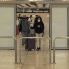 Imagen capturada de video de hoy domingo de la llegada al aeropuerto de Adolfo Suárez-Madrid Barajas . EFE TV