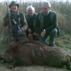 Tres aficionados posan con un ejemplar de 90 kilos.