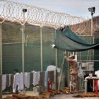 Un soldado americano habla con un preso en Guantánamo