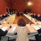 Representantes de los 14 ayuntamientos que firmaron el acta fundacional de la asociación. L. DE LA MATA