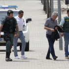 Villar entra en la sede de la federación en Las Rozas rodeado de guardias civiles.