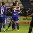 Los futbolistas de la Deportiva se abrazan para celebrar el gol con el que Marquitos ponía el 2-0 en el marcador.