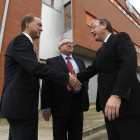 El alcalde de León, Antonio Silván, visita la empresa DSM-Vitatene. Le acompaña el director de la fábrica, Pedro Martínez (D)