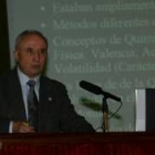 Luis Vázquez en el transcurso de su conferencia en el Instituto ponferradino Gil y Carrasco, ayer