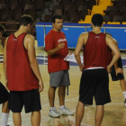De Grado corrige junto a sus jugadores durante un entrenamiento de Baloncesto León.