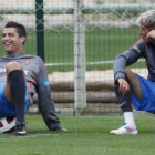 Cristiano Ronaldo bromea con su compatriota Fabio Coentrao, a la derecha de la imagen.